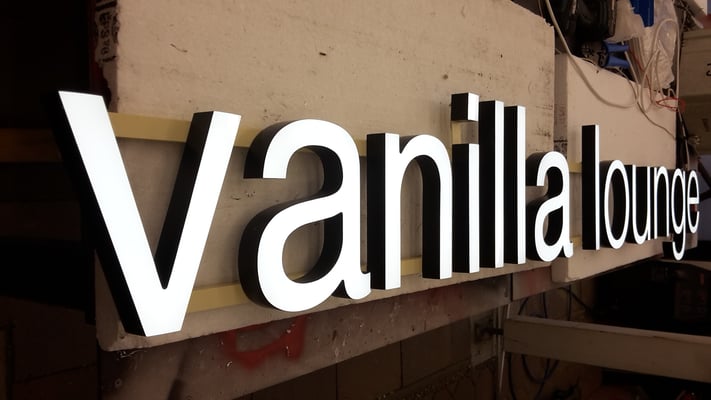 LED Buchstaben Werbung Leopolstrasse München