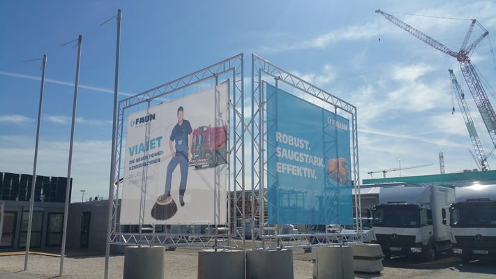 Bauma München Bautafeln V-Form mit Banner Traversenrahmen