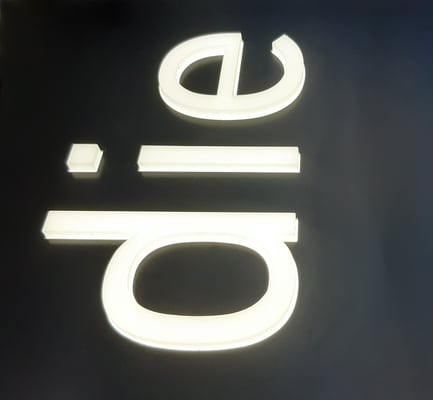 10mm Acrylbuchstaben durchgesteckt und hinterleuchtet