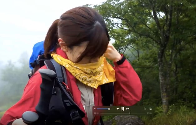 人にすれ違う時には、首にかけたバンダナで口元を隠す