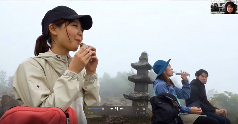 食事は、向かい合わず一列に横になって座る