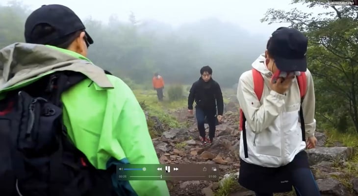 十分に距離をとって歩く