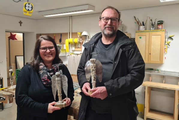 v.l.: Julia Schröder vom Caritasverband DU und Stadtdechant (kom.) Andreas Brocke mit ihren Kunstwerken