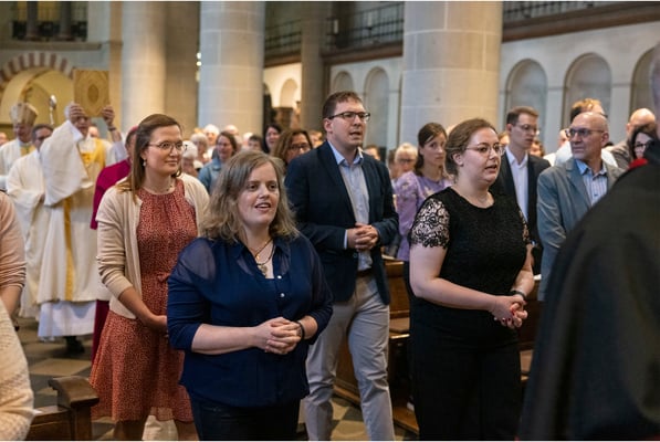 Bettina Vermeulen (l.) und Lydia Pappert (dahinter) beim Einzug in den Essener Dom  l  Foto: Achim Pohl, Bistum Essen 