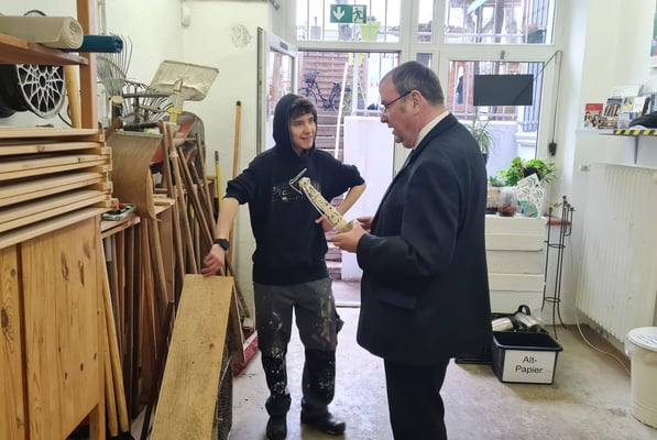 Weihbischof Ludger Schepers im Gespräch mit Werkkisten-Teilnehmer Nanook Alberti