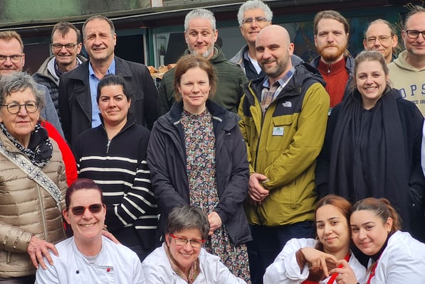 Bildmitte: Bürgermeisterin Edeltraud Klabuhn, Pinar Altug (Grillo Gesamtschule) sowie Lena Richter, Sascha Kargoscha und Joyce Lutgens von der Werkkiste