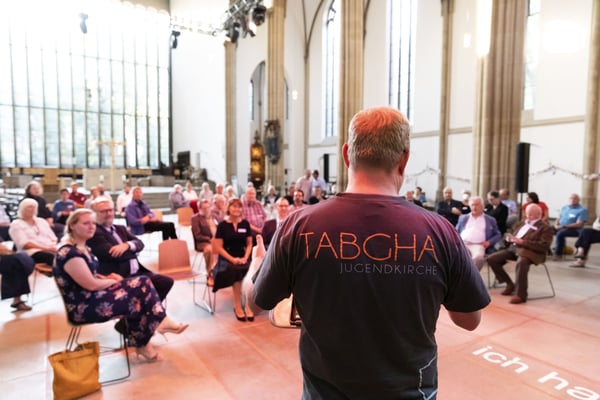 Jugendpastor Stephan Markgraf von TABGHA begrüßte als Hausherr die Gäste l  Foto: Bartosz Galus