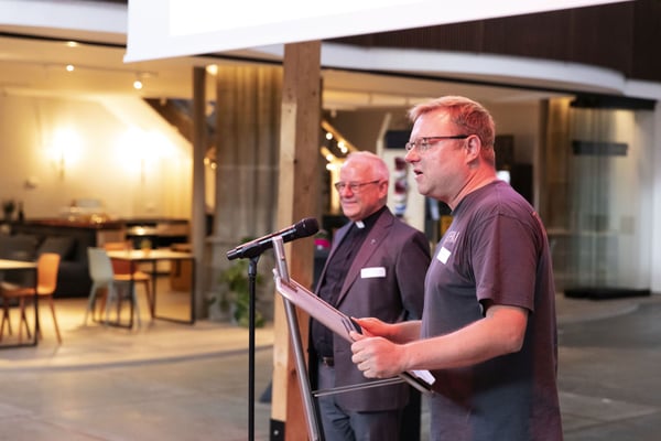 v.l.: Stadtdechant Roland Winkelmann und Jugendpastor Stephan Markgraf  l  Foto: Bartosz Galus