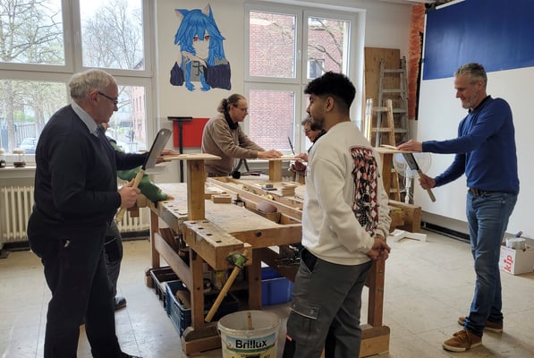 v.l.: Herrmann-Joseph Schepers (KAB), Christoph Schulz (Werkkiste) und zwei Teilnehmende der Duisburger Werkkiste  l  Foto: Lena Richter