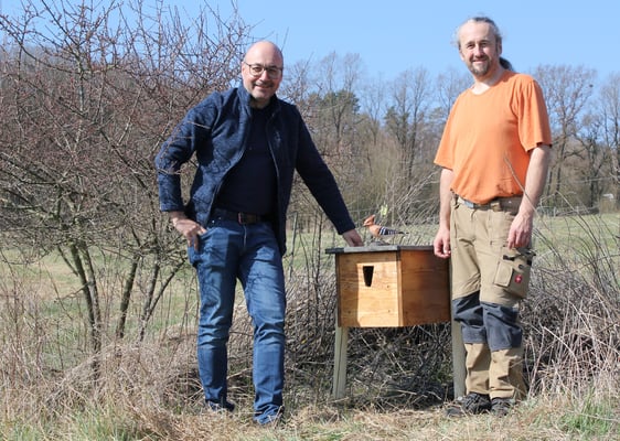 Volker Woitzik (LBV) und Pferdehofbesitzer Ralf Wölfel mit dem speziellen Nistkasten und einem Holzmodell eines Wiedehopfs