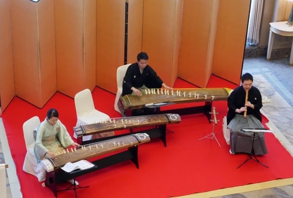 オークラアカデミアパークホテルにて：年お正月演奏