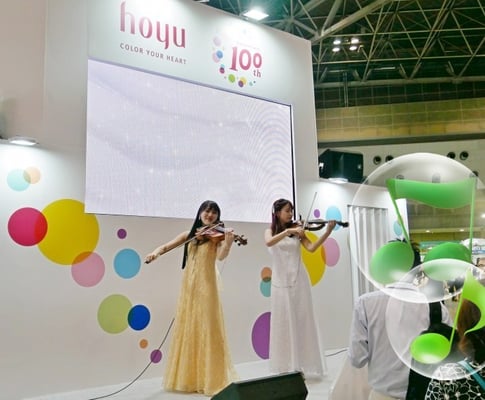 東京ビッグサイトにて：HOYUブース<br>演奏：ヴァイオリン/秋葉彩恵、ヴィオラ/宍倉未恵