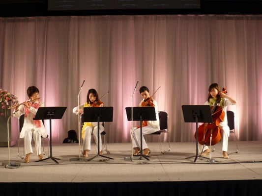 東京国際フォーラムにて<br>演奏：フルート/井関るみ、ヴァイオリン/沖祥子、ヴィオラ/大川幸子、チェロ/金山彩子