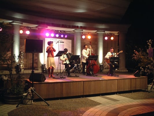 アークヒルズ野外ステージにて<br>演奏：フルート/井関るみ、アコーディオン/、ギター/鹿野信一、ベース/矢田 佳延