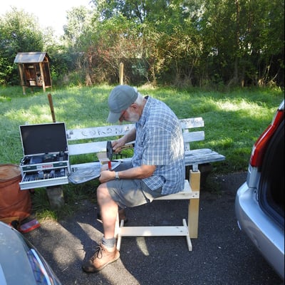 Wilfried beim Schärfen des Sensenblattes (Dengeln)