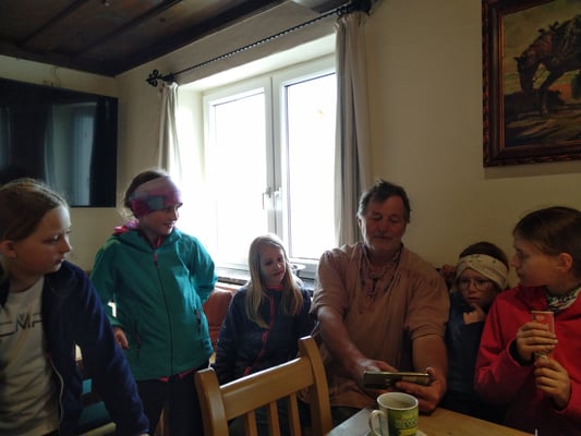 Nach der Zimmerbesichtigung gab es Eis und ein paar Fotos wurden angeschaut.