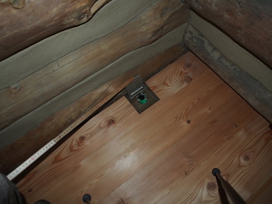 Spezialbodendose für die Dusche welche mit einem Solarsack gespiesen wird. Pfiffiges Detail;-)