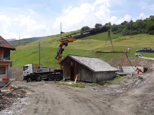 Im Zuge der Strassensanierung musste dieser Schopf in Thalkirch verschoben werden