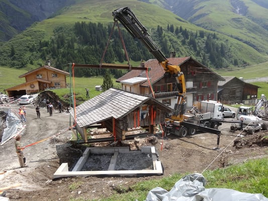 Im Zuge der Strassensanierung musste dieser Schopf in Thalkirch verschoben werden