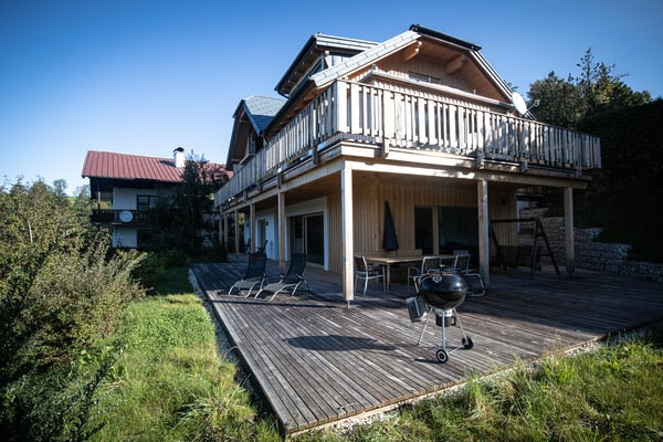 Attersee-Chalet mitten im Zwetschkengarten