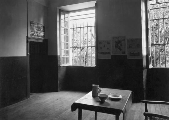 Cellule du quartier politique © Henri Manuel / Fonds Manuel / ENAP–CRHCP