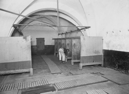 Les douches de la prison de Clairvaux © Henri Manuel / Fonds Manuel / ENAP–CRHCP