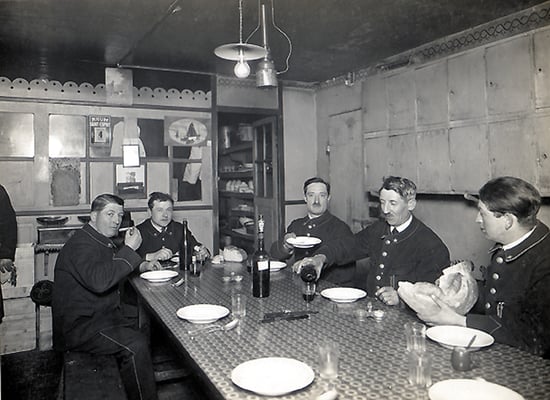 Les surveillants à table © Henri Manuel / Fonds Manuel / ENAP–CRHCP
