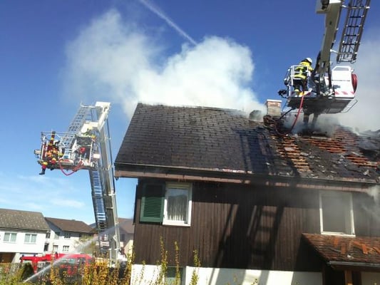 Brand MFH. Nachbarhilfe mit Hubretter