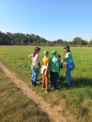 Daniela erlärt den sandigen Boden