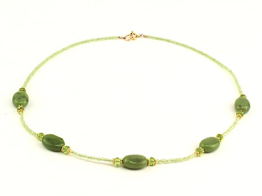 Zarte Unikat-Kette aus Peridot und Jade