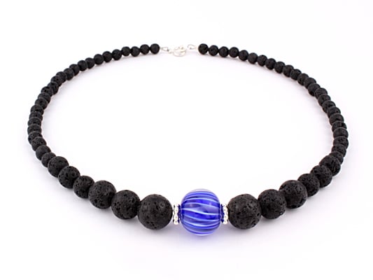 Lavakette im Verlauf mit blauer Streifenperle