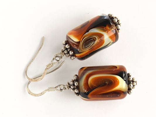 Ohrhänger Calypso in Braun- und Cremetönen, in Zylinderform