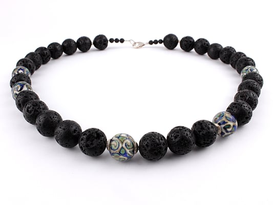 Lavakette aus größeren Kugeln mit fünf Glasperlen