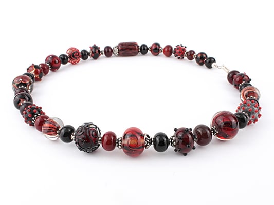 Glasperlen Unikat Kette in Rot und Schwarz