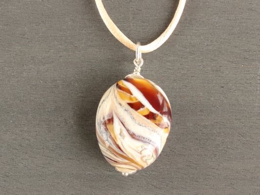 Anhänger in Bernsteintönen