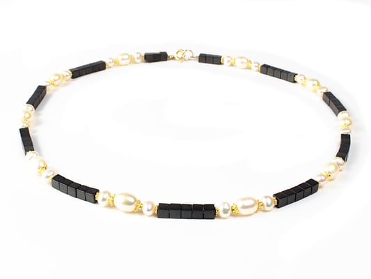 Hämatit-Würfelkette mit Süßwasserzuchtperlen