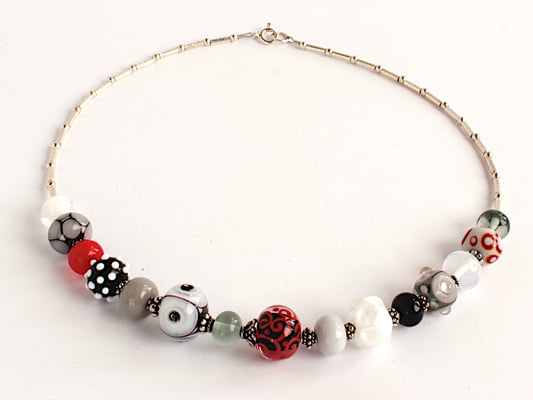 Collierkette Schwarz, Weiss, Grau und Rot