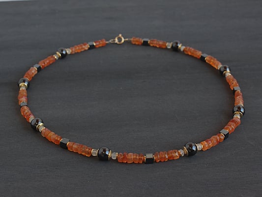 Karneolkette mit Hämatit und Mondstein