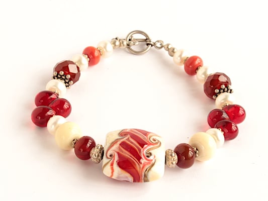 Armband in cremefarben und Kirschrot, mit Süßwasserperlen