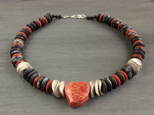 Unikatkette aus Schneeflockenobsidian und Schaumkoralle