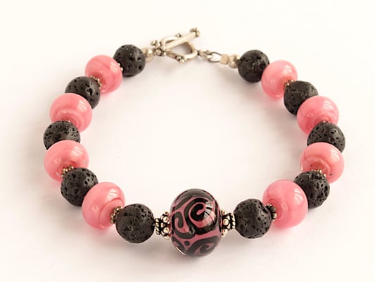Armband in rosa und schwarz, mit Lava