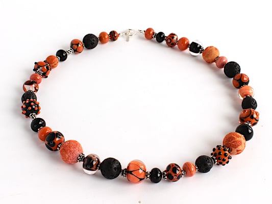 Glasperlen Unikat Kette Korallrot und Schwarz