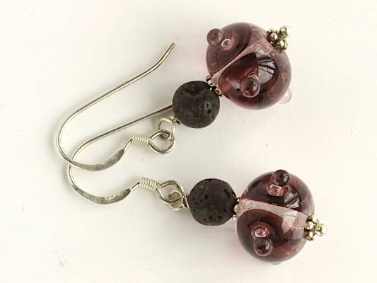 Ohrhänger Boreas in dunklem Violett, mit Lava