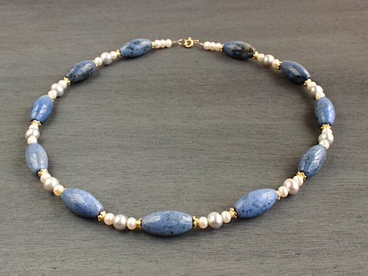 Unikat-Kette aus Dumortierit und weißen und grauen Perlen
