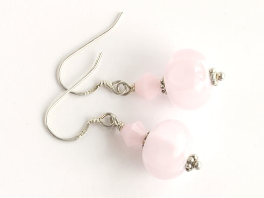 Ohrhänger Columbina in  zartrosa, mit geschliffenen Kristallen