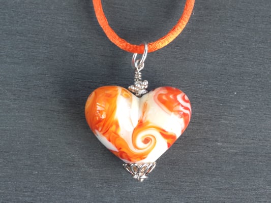 Herz-Anhänger in Orange- und Cremetönen