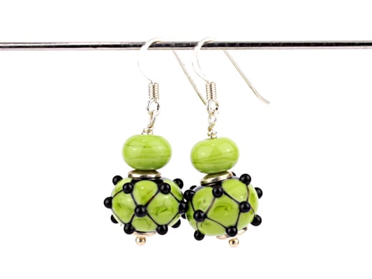 Ohrhänger Venezia in Maigrün und Schwarz, mit kleiner Glasperle