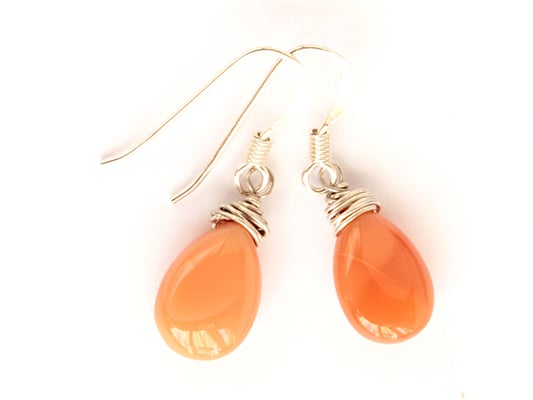 Ohrhänger aus korallfarbenen Mondsteintropfen