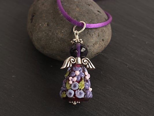 Blumenengel-Anhänger in violett und rosa