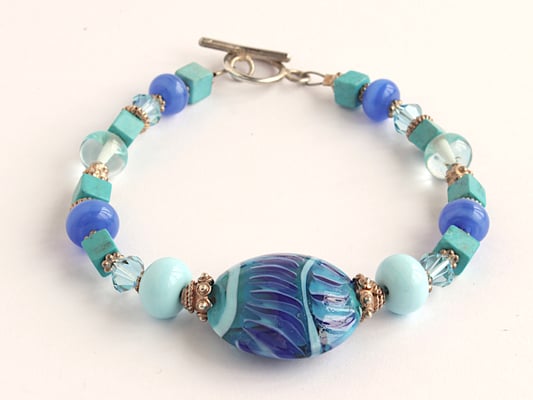 Armband in Blau und Türkis, mit Linsenperle